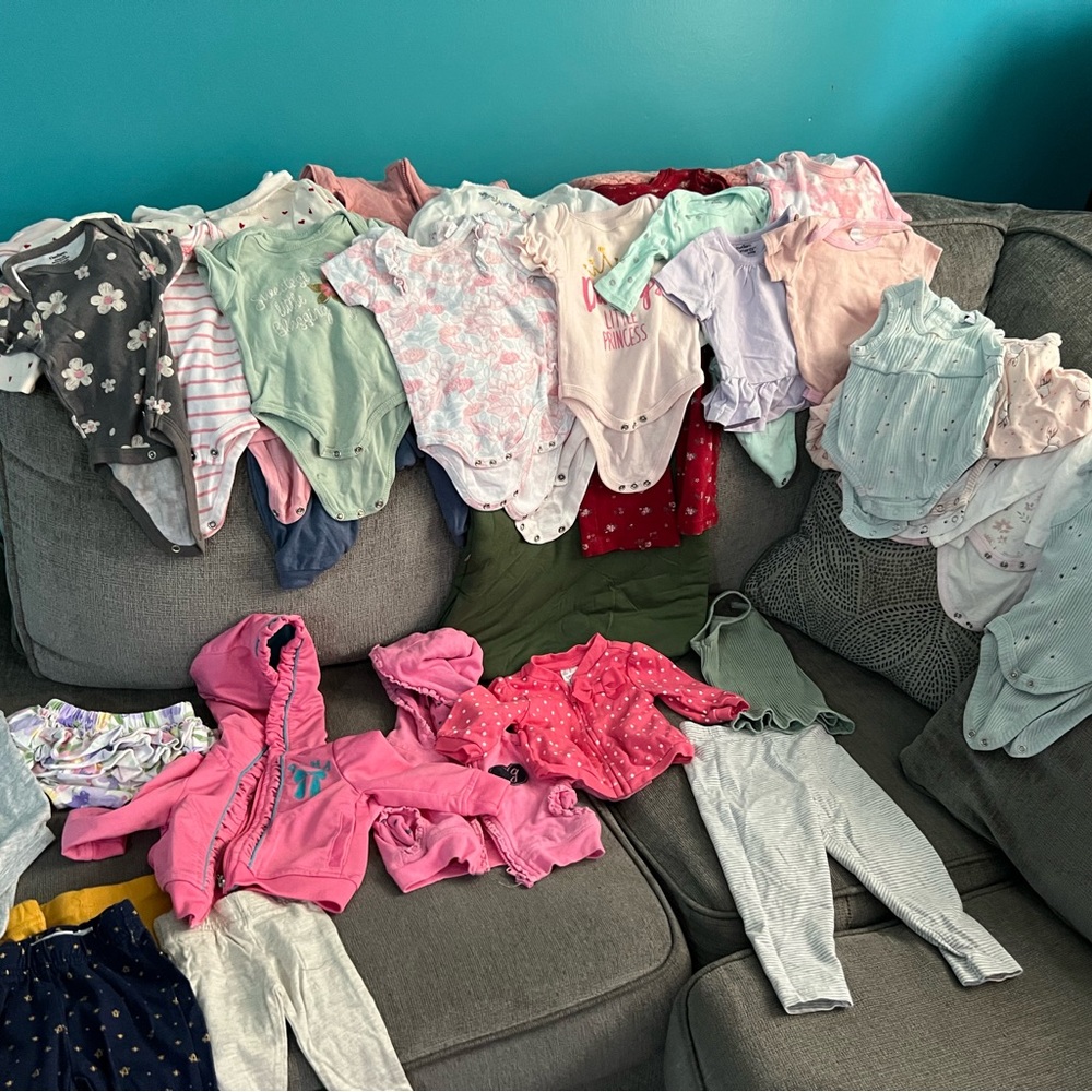 Bundle of baby girl clothes 🎀gently used